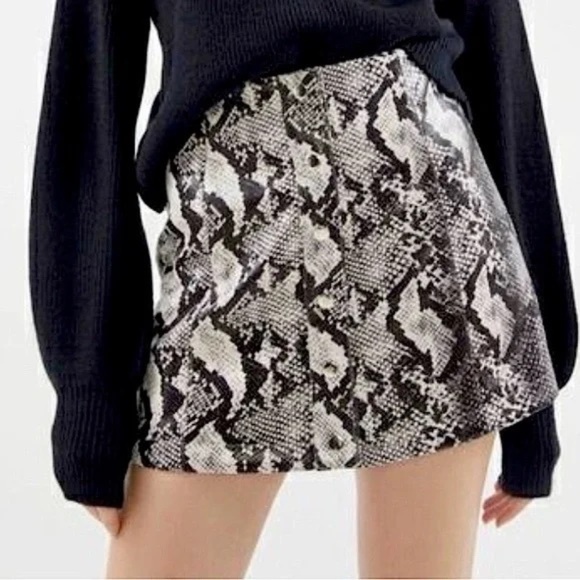 Urban Outfitters - Snake Print Faux Leather Mini Skirt, XS - Picture 1 of 4